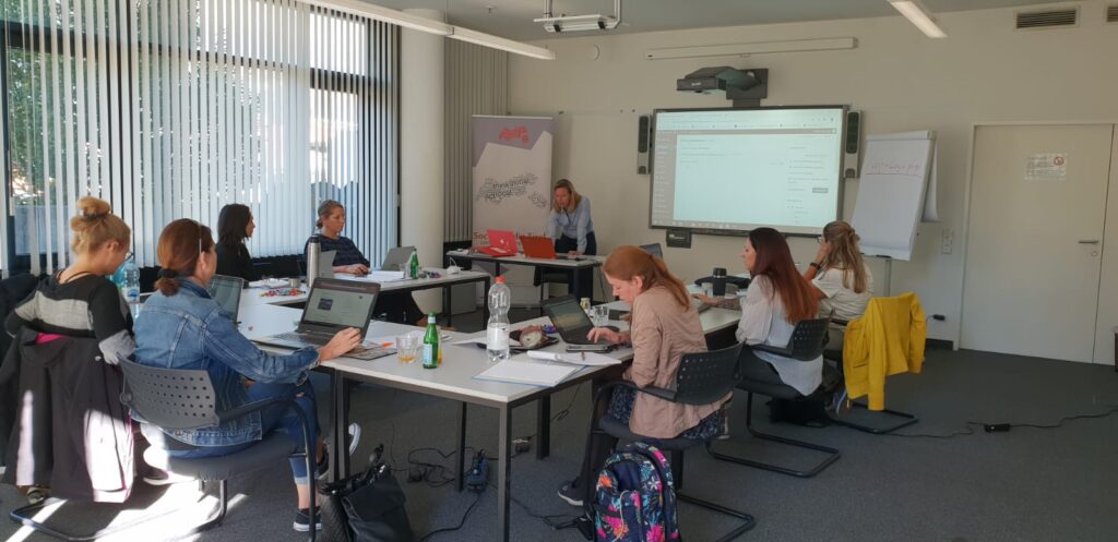 Das Bild zeigt ein Seminar mit Teilnehmern