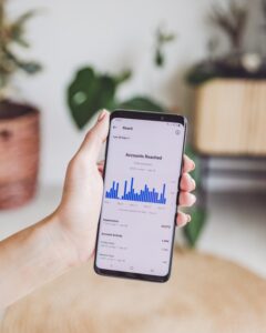Auf diesem Bild ist ein Handy zu sehen, das auf dem Display die Aktivität auf Social Media zeigt.